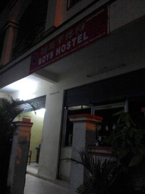 Metro Boys Hostei