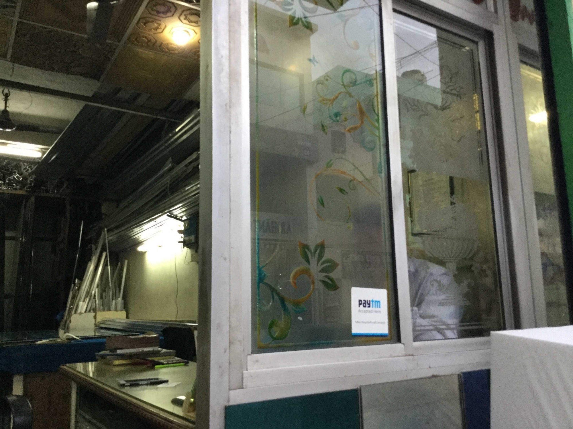 Modern Glass & Decors