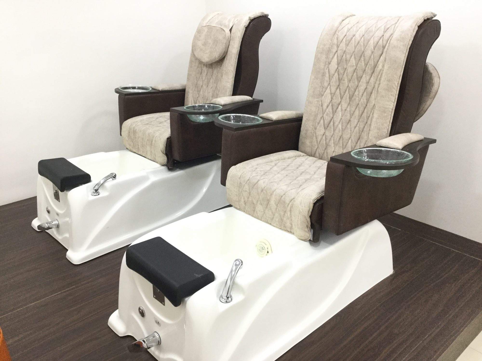 Rolons Unisex Salon & Spa