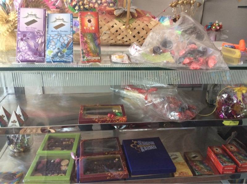 White Lace Gift Wraps & Chocolates