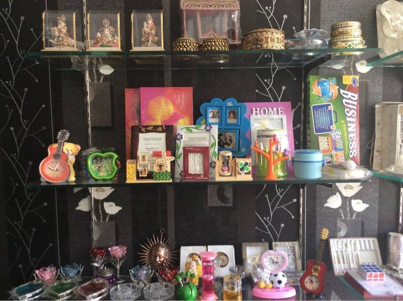 White Lace Gift Wraps & Chocolates